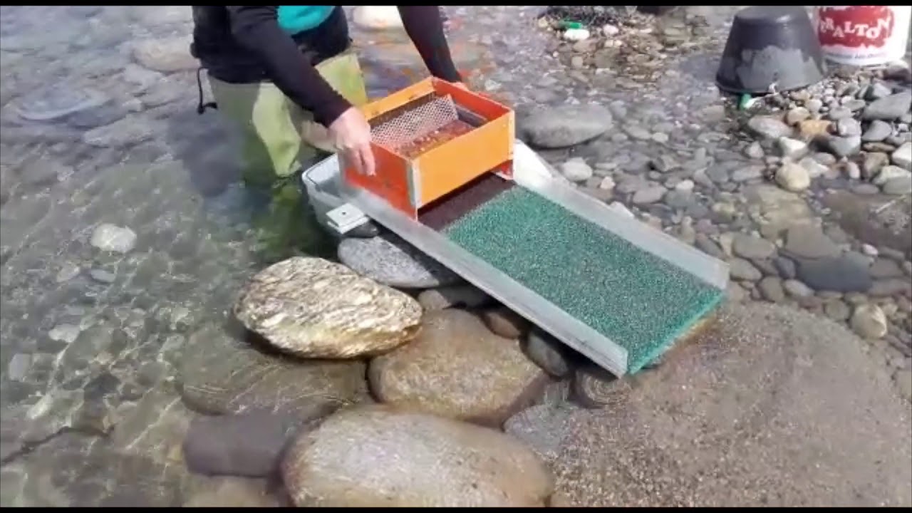 Canaletta per oro alimentata a secchi - Sluice fed to buckets