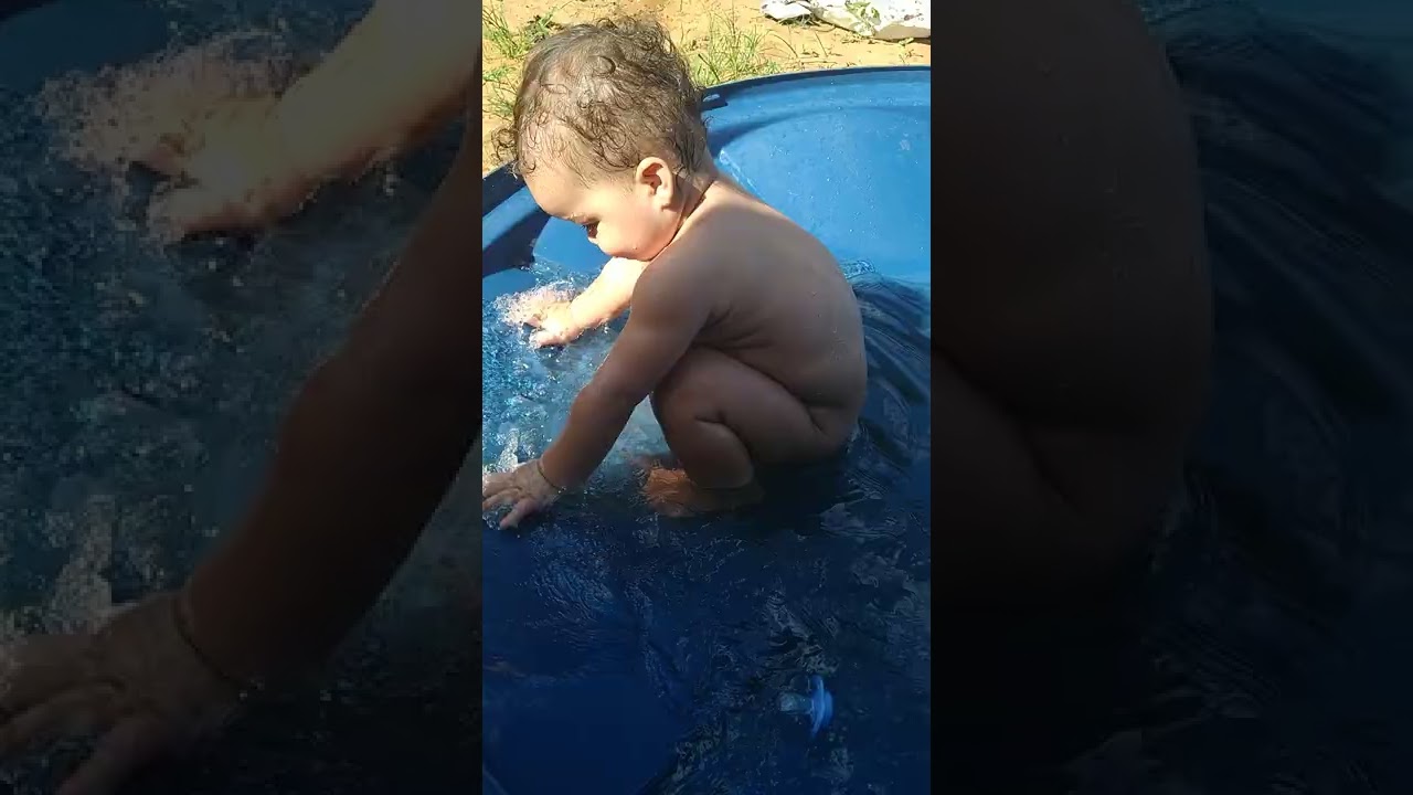 beb&ecirc; tomando banho na tampa da caixa d'&aacute;gua 😂 #piscina #banho