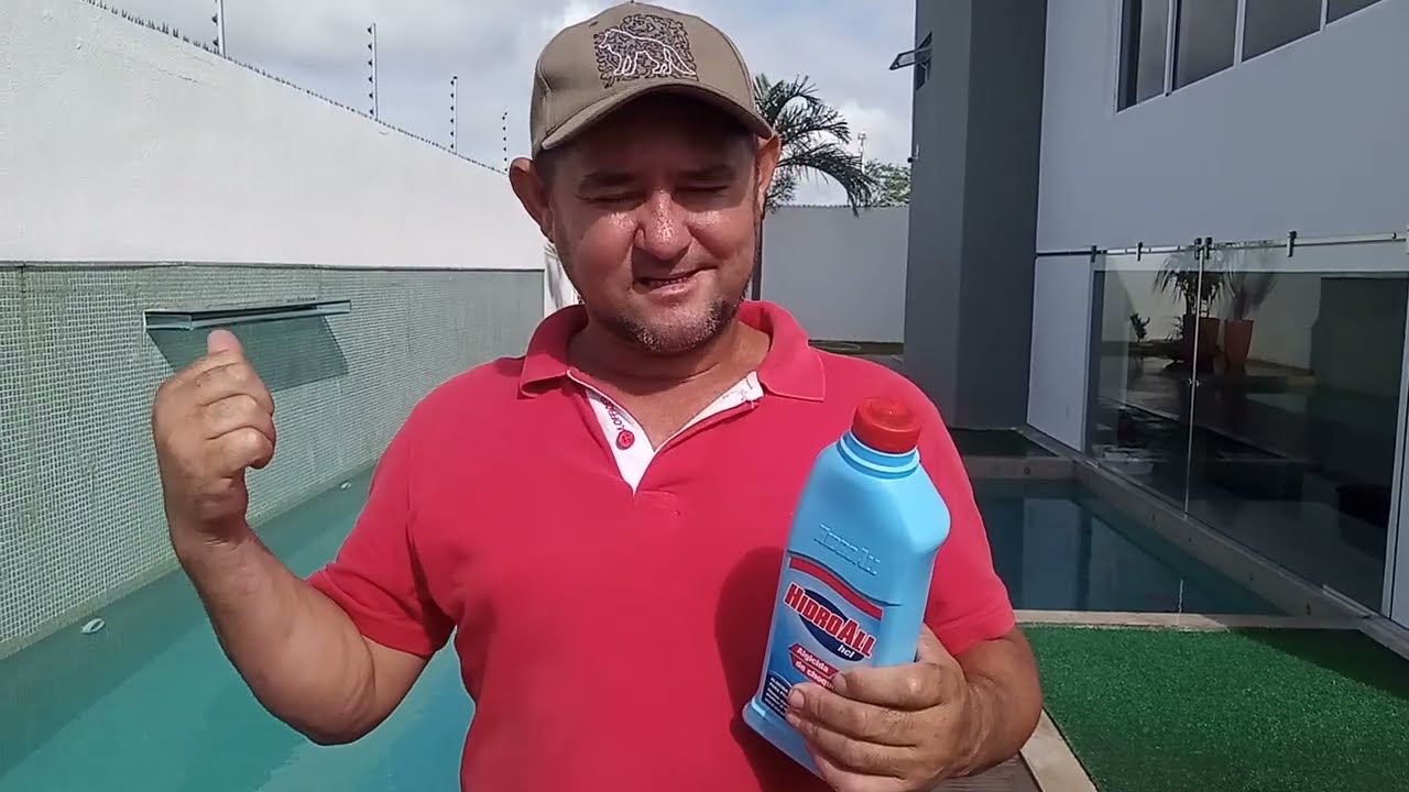 aplica&ccedil;&atilde;o do algicida de choque na piscina