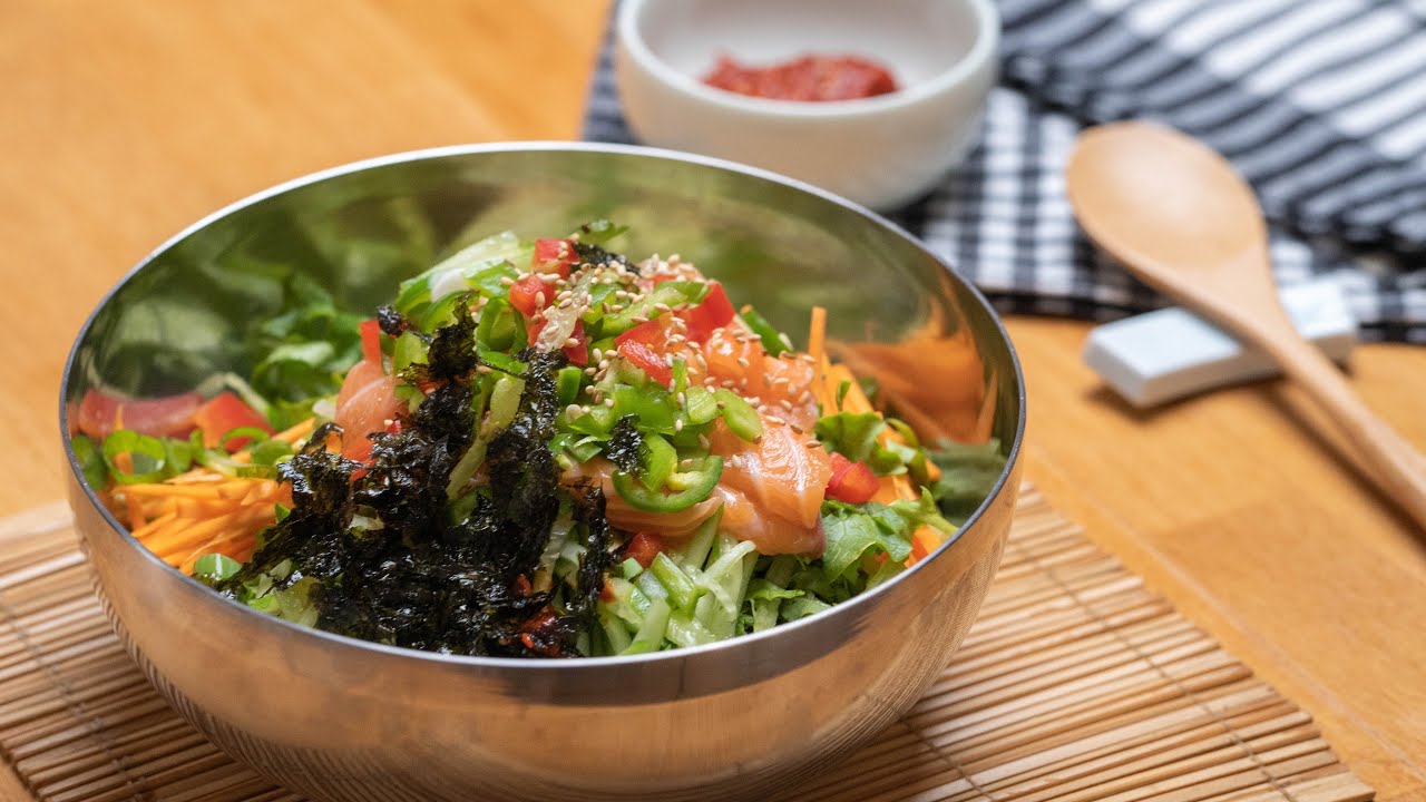 Poke bowl healthy coréen - Riz mélangé aux légumes et saumon - hoedeopbap au saumon (연어 회덮밥)