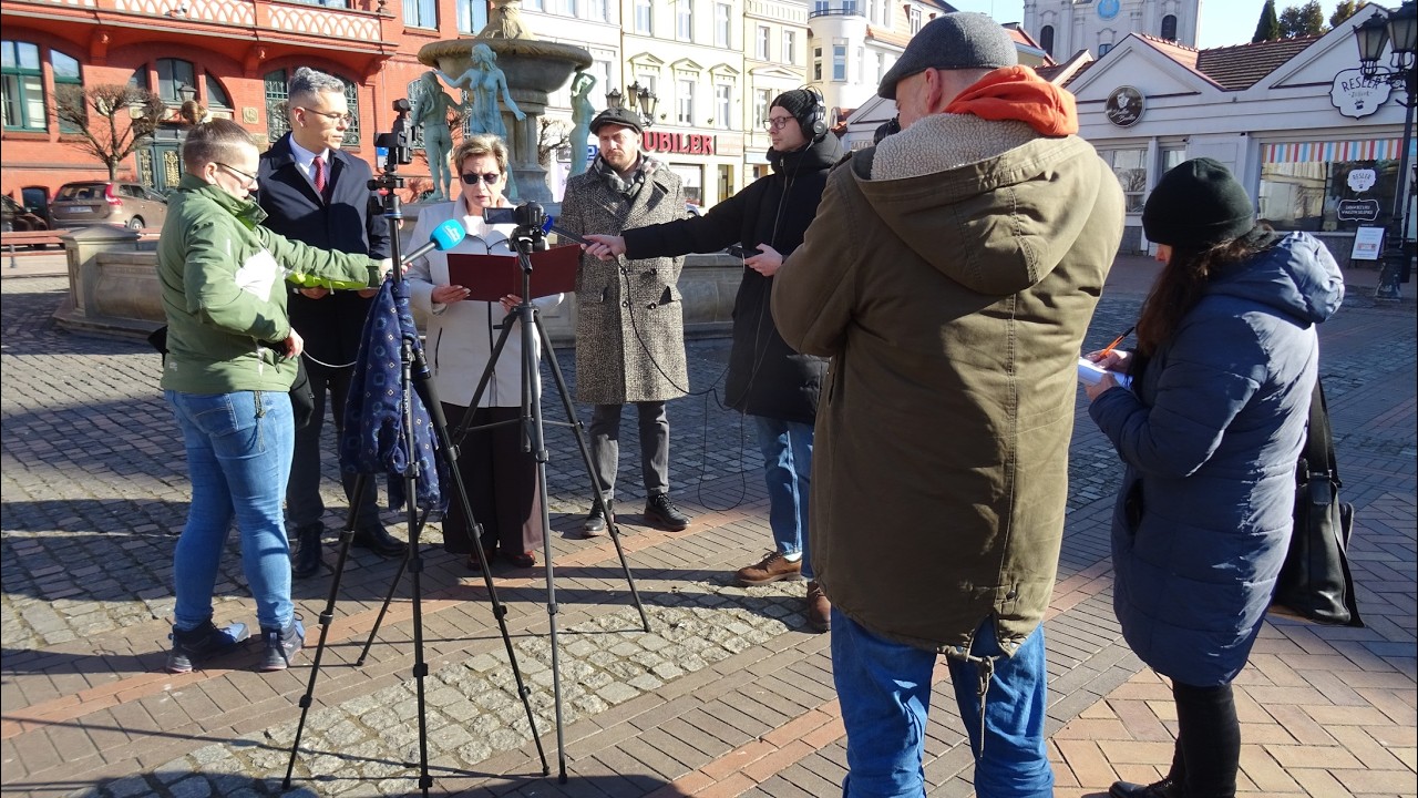Przed ratuszem przedstawili stanowisko ws. oskarżeń dot. radnego Zdzisława Januszewskiego