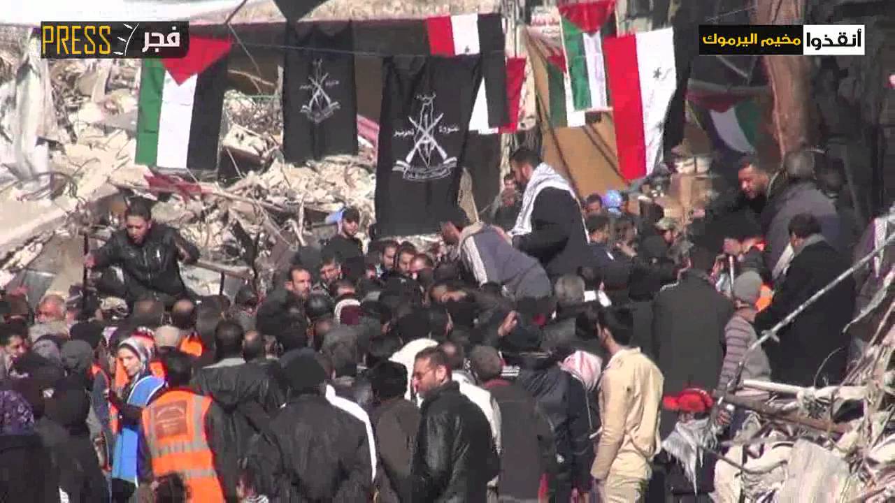 توزيع المساعدات على أهالي مخيم اليرموك المحاصر فجر press 30 1 2014