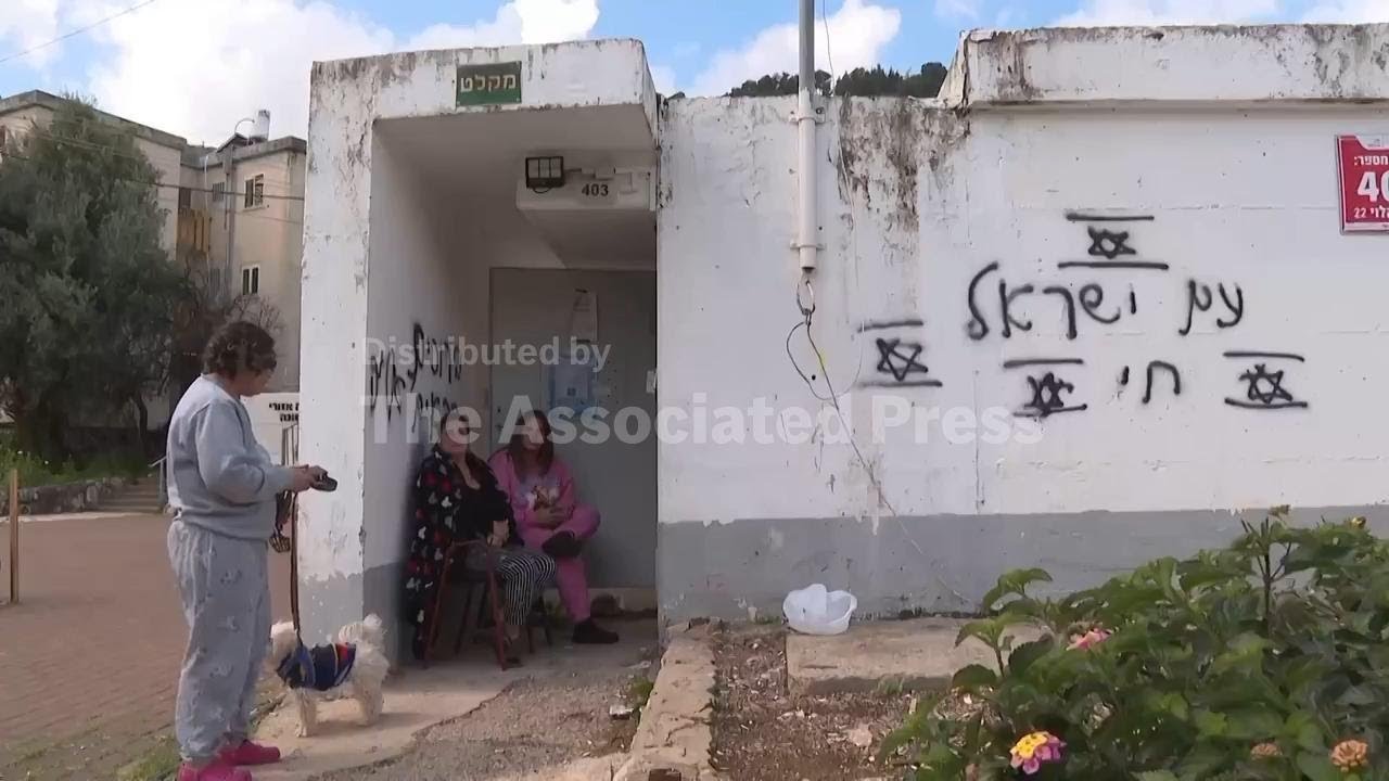 Жители Кирьят-Шмоны по-прежнему подвергаются обстрелам со стороны Ирана и &laquo;Хезболлы&raquo;, сообщает AP.
