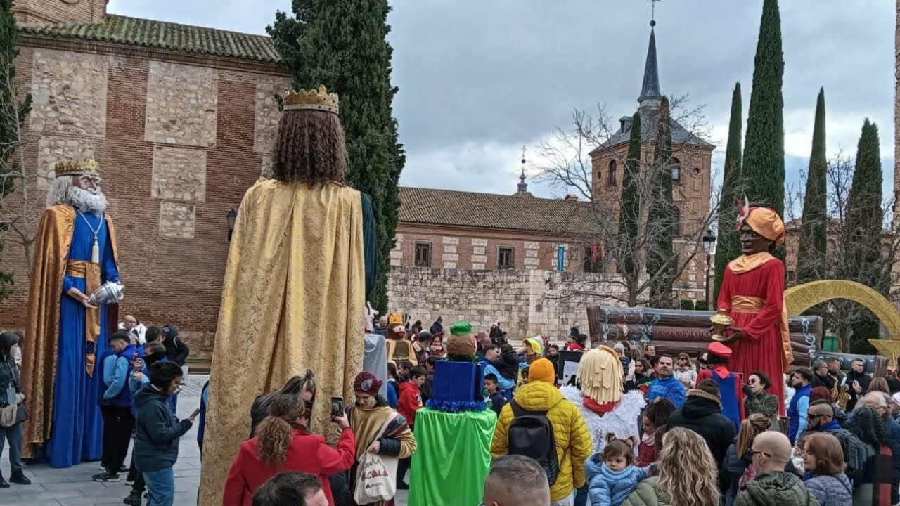 Pasacalles De La Comparsa Navideña De Gigantes por el Casco Histórico Navidad Alcalá de Henares 2025