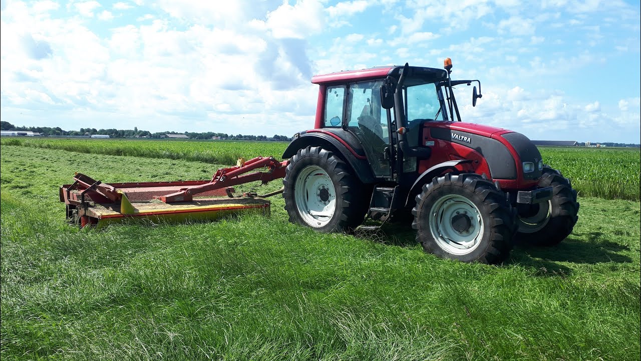 Gras maaien en harken van de tweede snede 2020