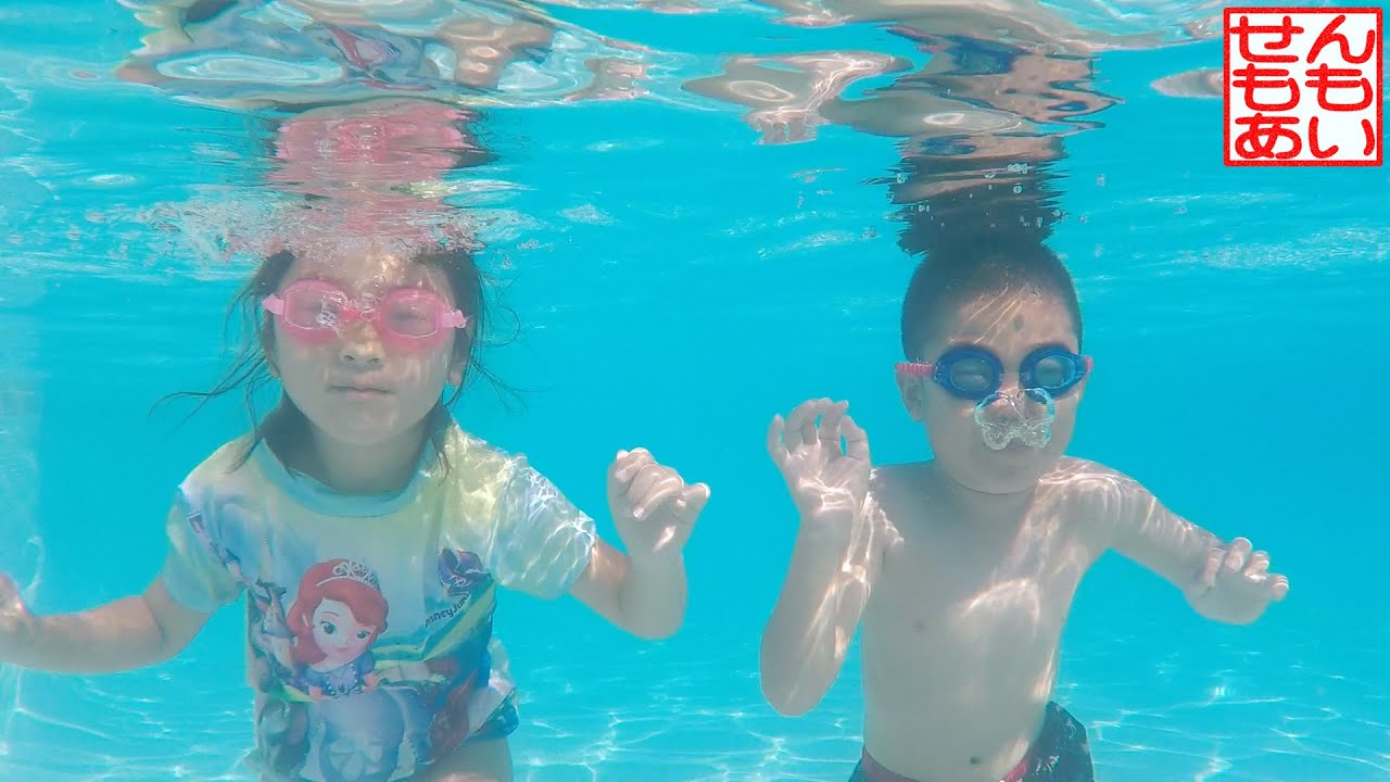 ホテルのプールであそぶせんもも