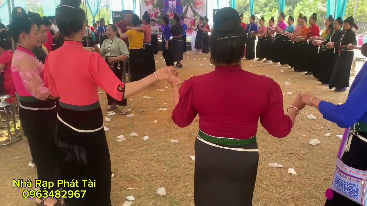 Vòng xòe đoàn kết tại lễ Tân gia Công & Ngoan bản khoa