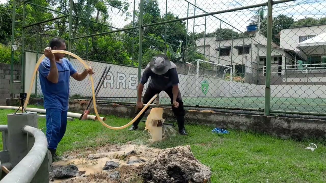 Perfuração de poço artesiano até a rocha