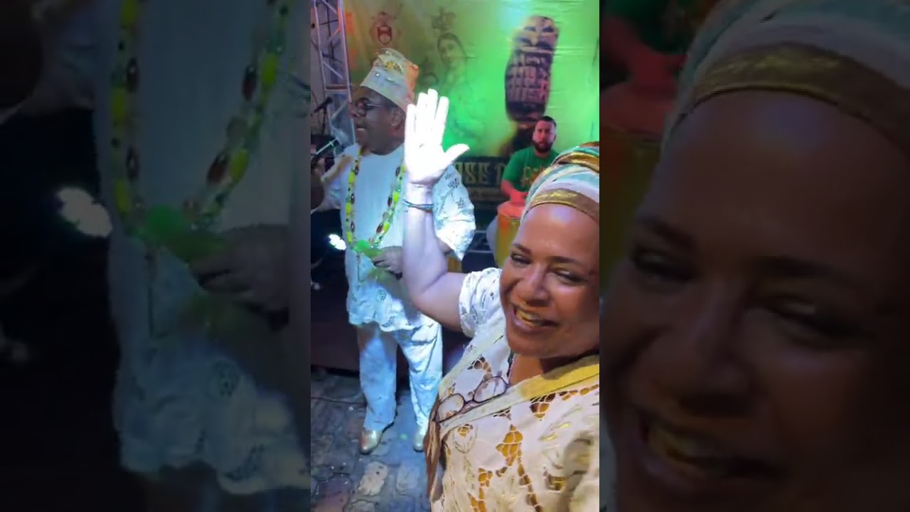 Sacerdote.pai guara de oxum entoando para o orixá oxum.no ev.omí.nibú
