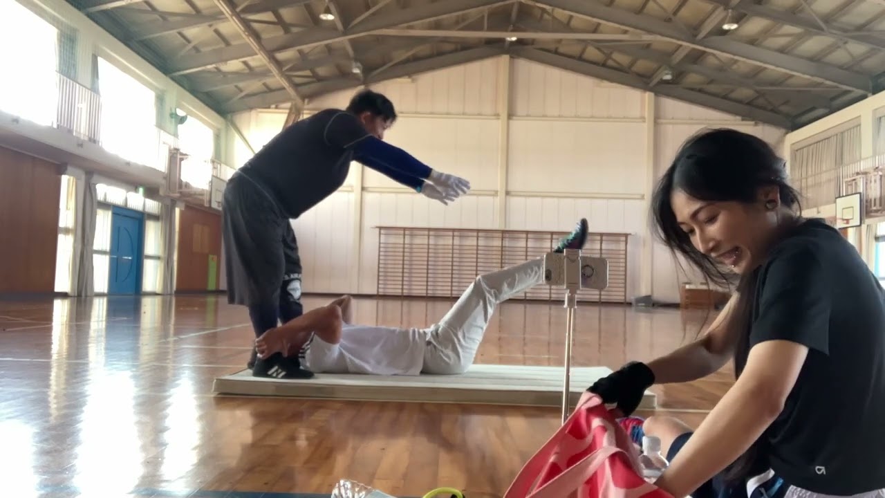 ストイックな女の足上げ腹筋がヤバっ！？