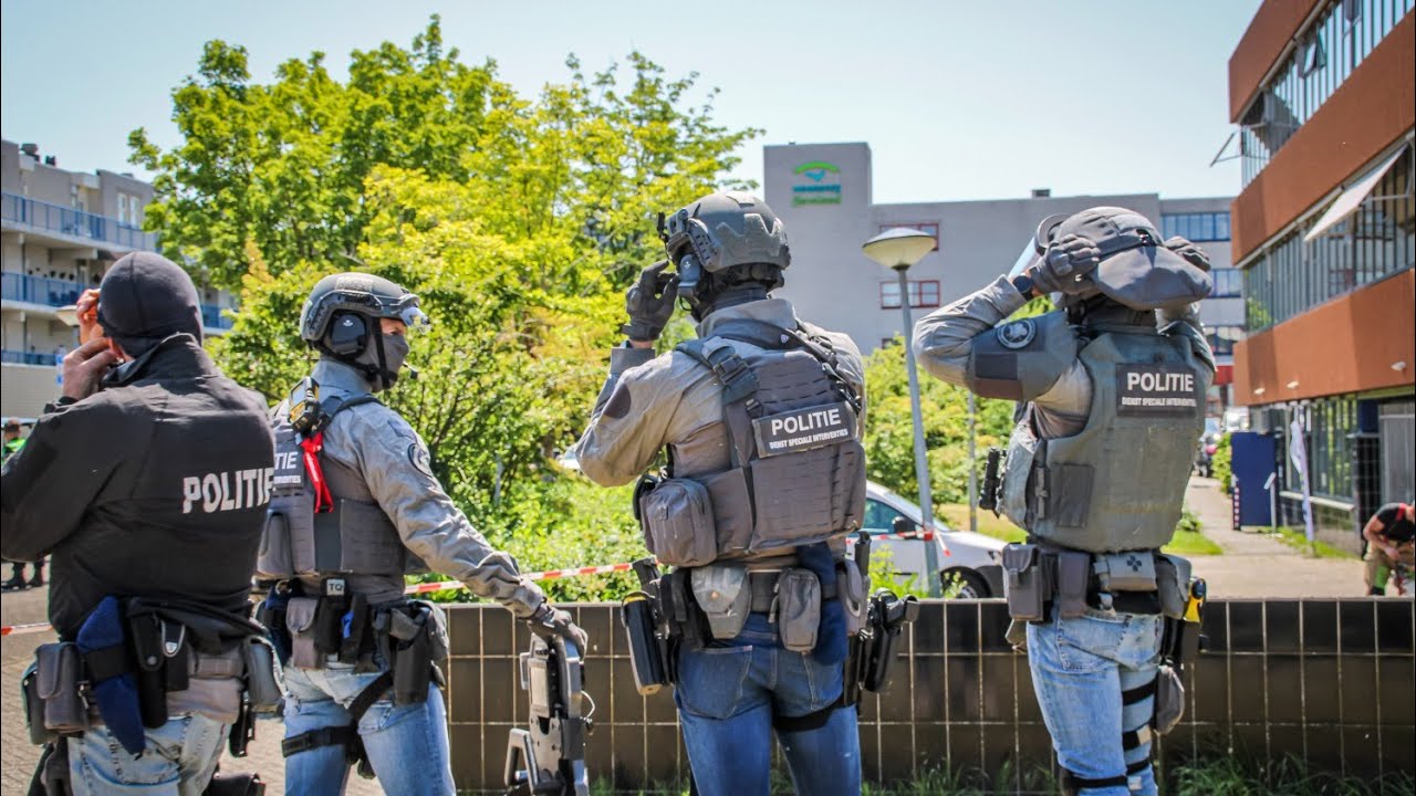 Dienst speciale interventie en het Quick Response Team in actie voor verward persoon in Lelystad