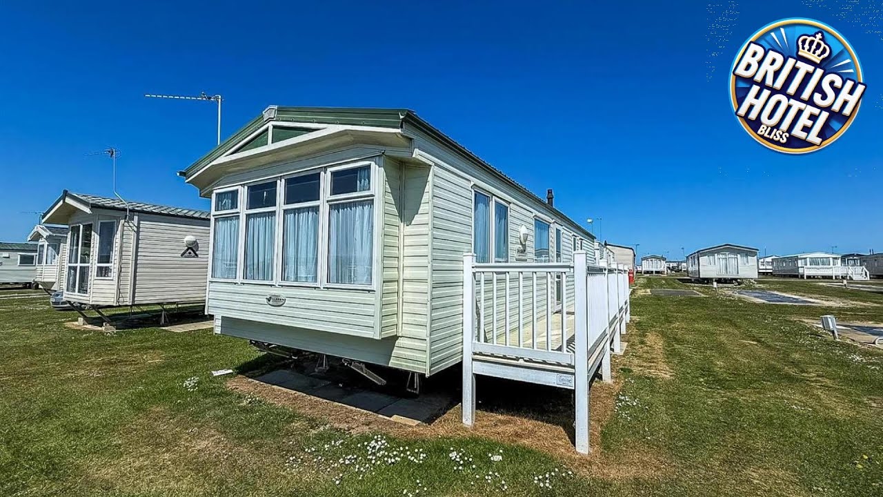8 Berth Caravan With Decking At California Cliffs Near Scratby Beach Ref 50019F | United Kingdom 🛏️