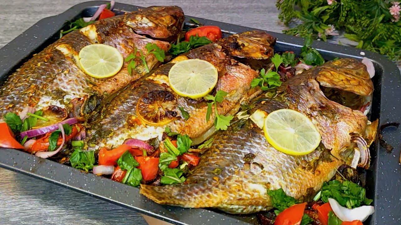 سمك محمر بدون قلى بدون زيت بتتبيله المطاعم طعم ولون وريحه لا يقاوم صحى جدا مع رز صياديه مفلفل😋👌