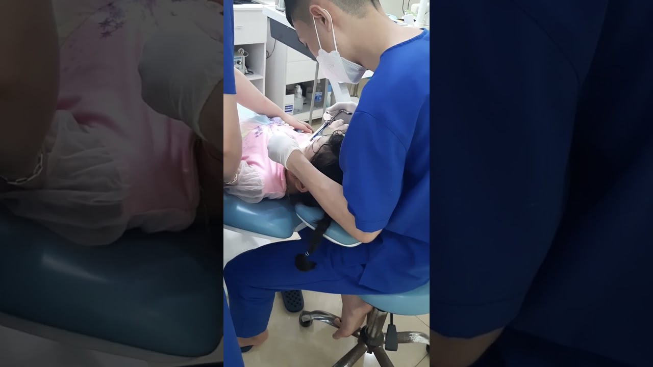 Ngọc đi nhổ chiếc răng đầu tiên