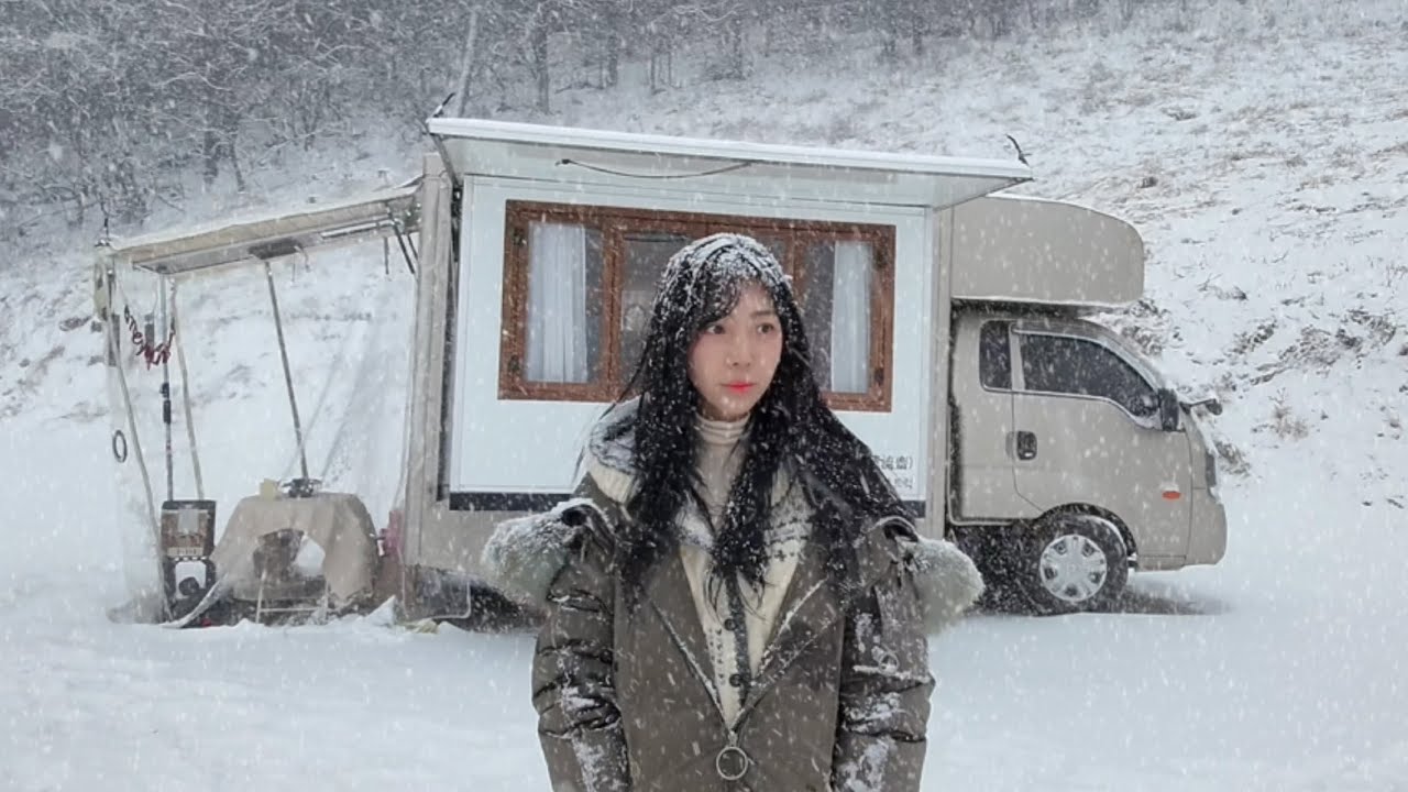 끊임없이 내리는 폭설속에 고립된 트럭 설중 캠핑