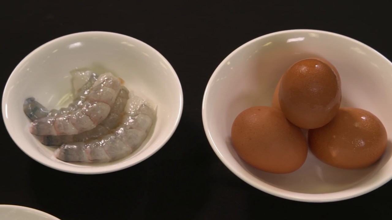 黃亞保師傅示範蝦片 (為大廚陳榮師傅半世紀前的菜譜)