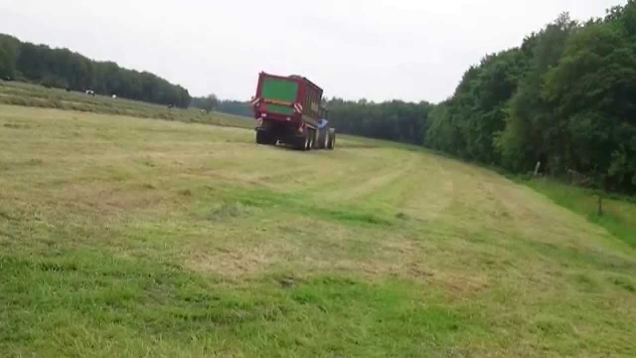 Vd Meulen Siegerswoude graskuilen met Werklust en New holland met Strautmann opraapwagen