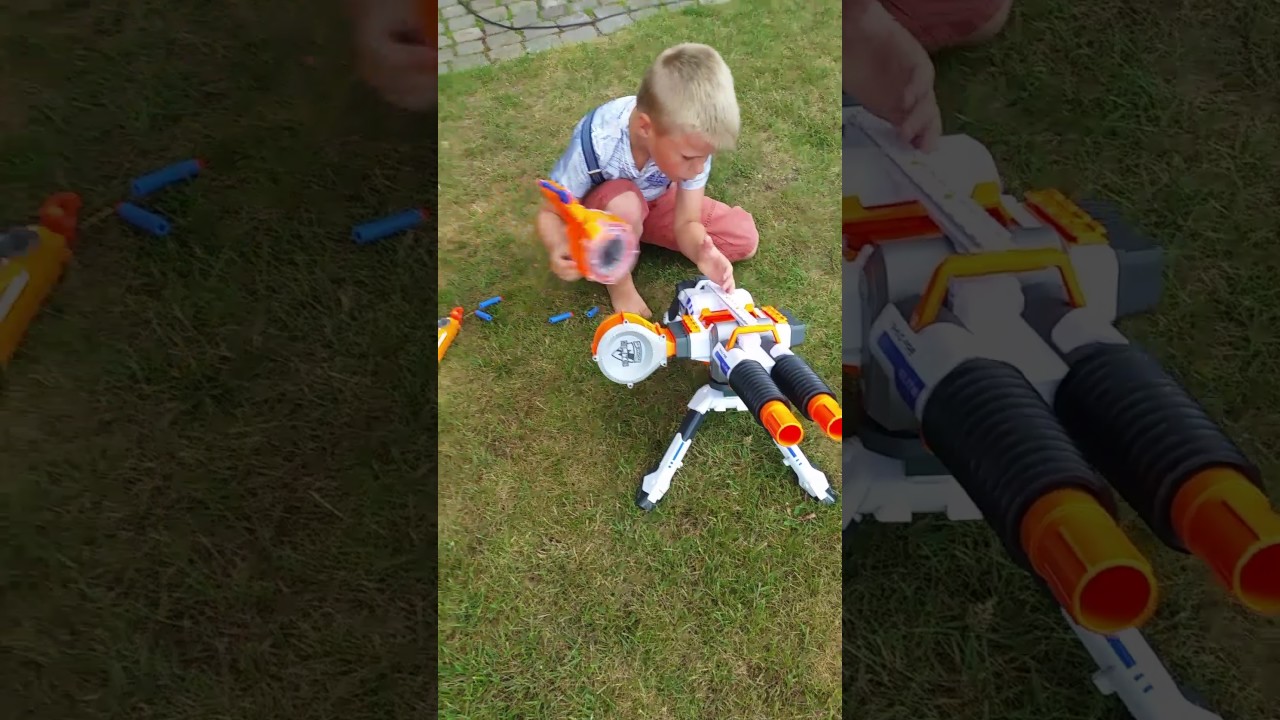 Staf demonstreert Rhino fire Elite Nerf geweer