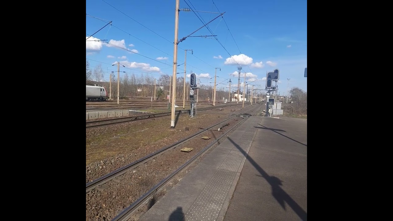 Une E37500 de Europorte qui se renge sur la voie de garage à Forbach 