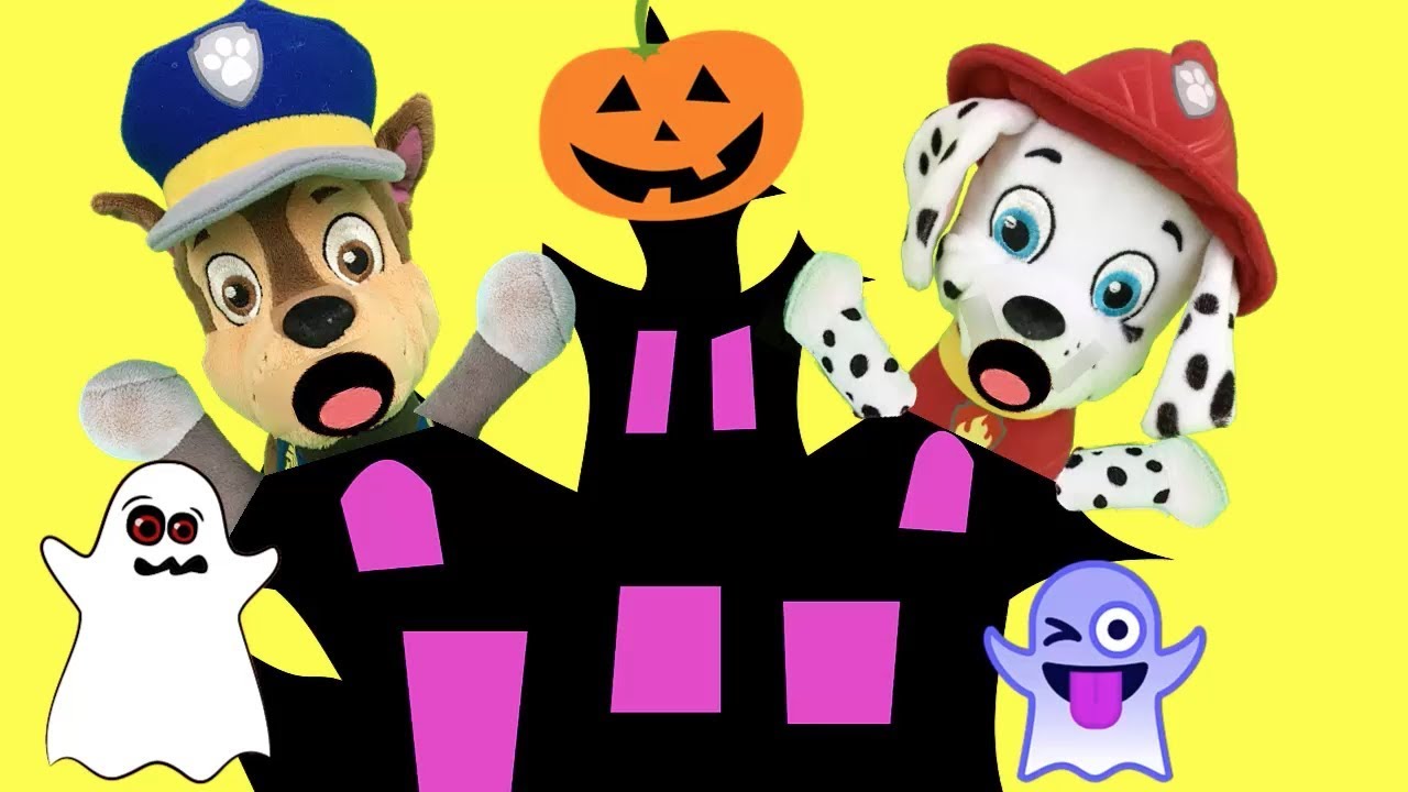 Paw patrol escondidos en la casita encantada de Halloween de cartón. Videos de juguetes en español