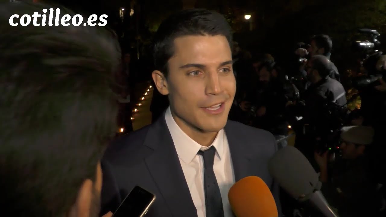 Álex González saca la cara por su ex novia Chenoa