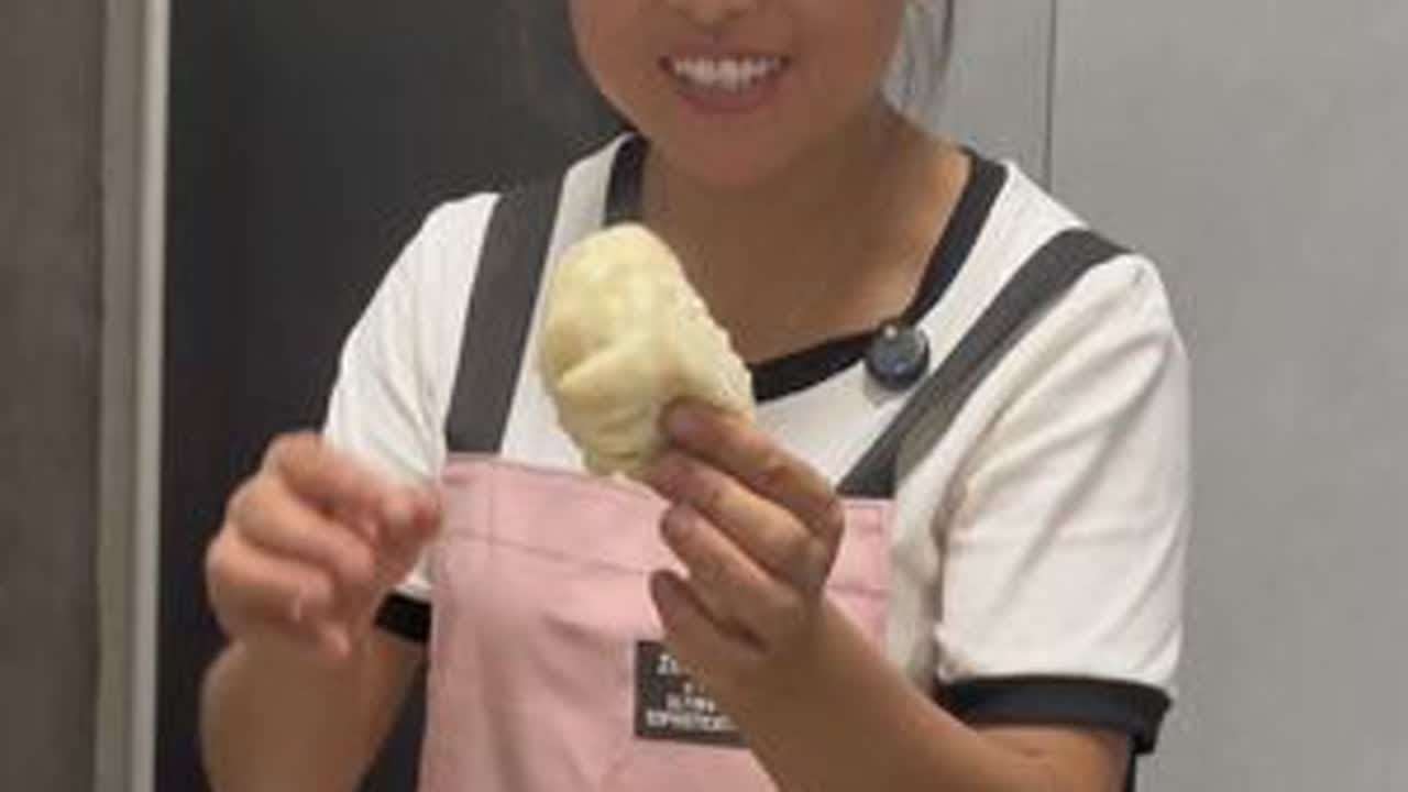 爷爷的耳朵听不到，给他说了半天等于没说，他说我上一次给他拿的包谷粑粑好吃#记录农村真实生活