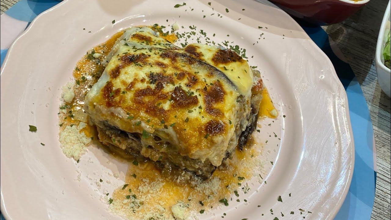قرتان بادنجال (موساكا) طبق يوناني   بنين أكدولي على تفرميج طريقة التقديم👌Moussaka un délice
