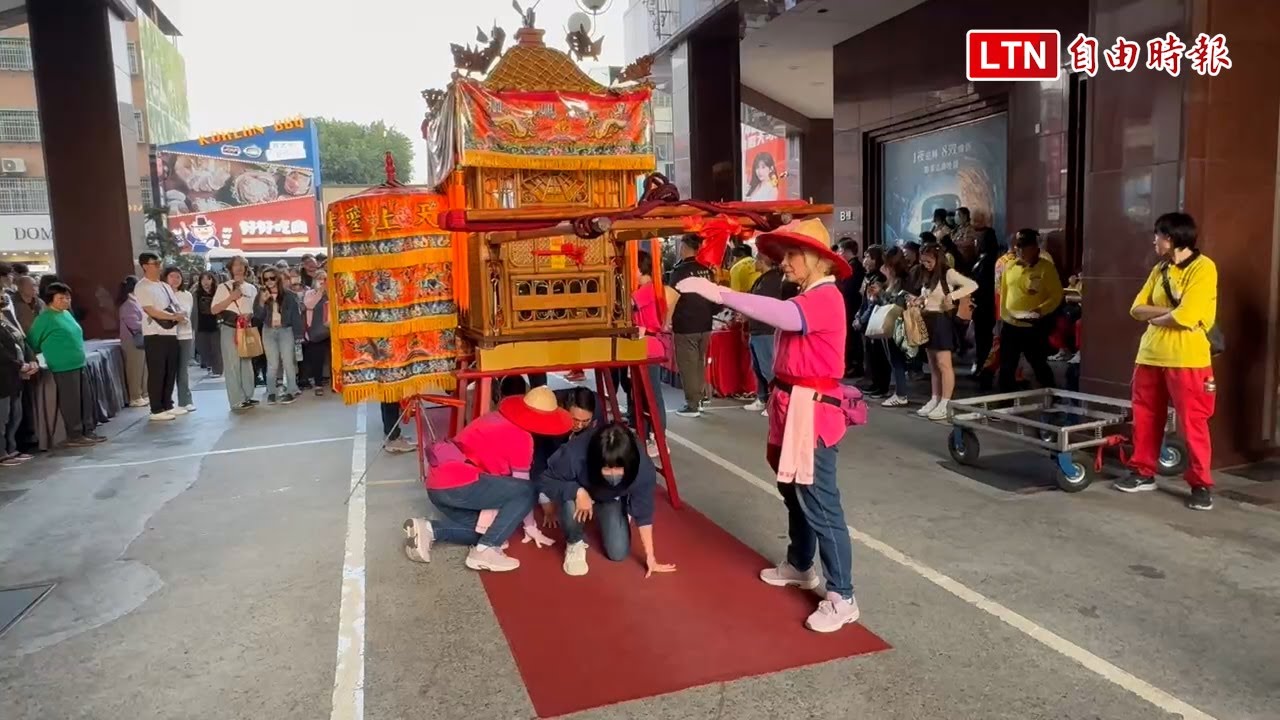 媽祖真的來逛街！台中6大百貨擠爆 櫃姐、民眾瘋排「踜轎腳」