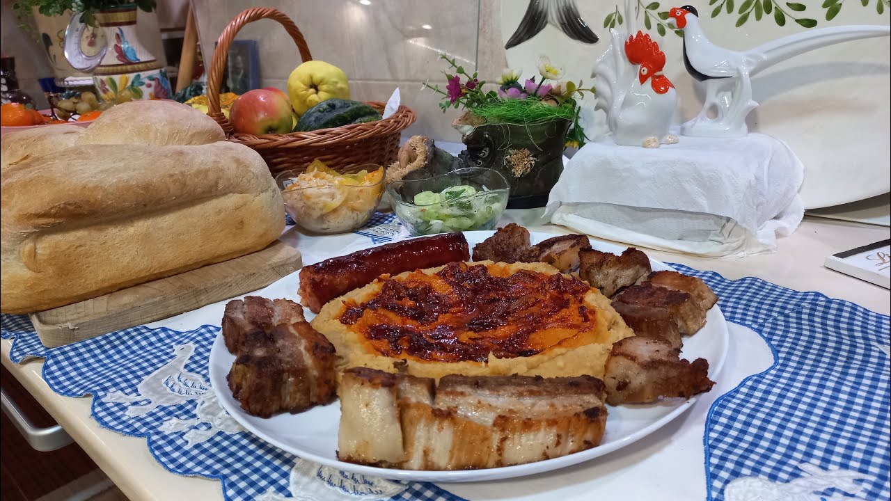 Fasole Bătută cu Cârnați și Carne de Porc pe lângă o Pâine de Casă de la Bunica 🍂