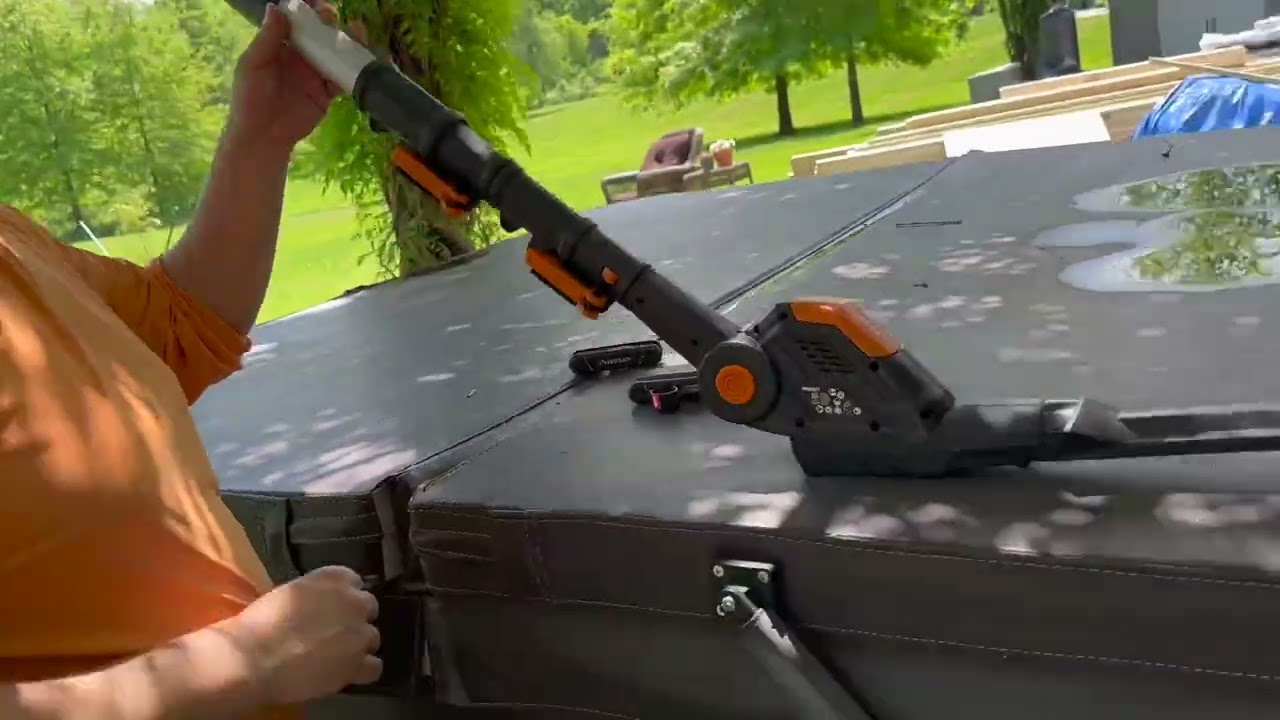 Worx WG252 20 V 20' Cordless Hedge Trimmer, Reach Up to 12 feet, Extended Pole Review