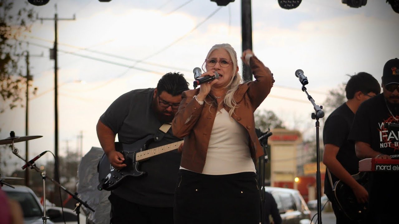 Esta Lucesita / Mina Perez with Grupo Inspiracion 