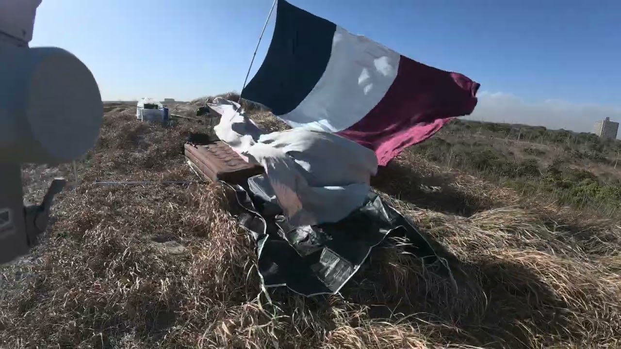 Una capa de seda satinada ondea con el fuerte viento. 120fps