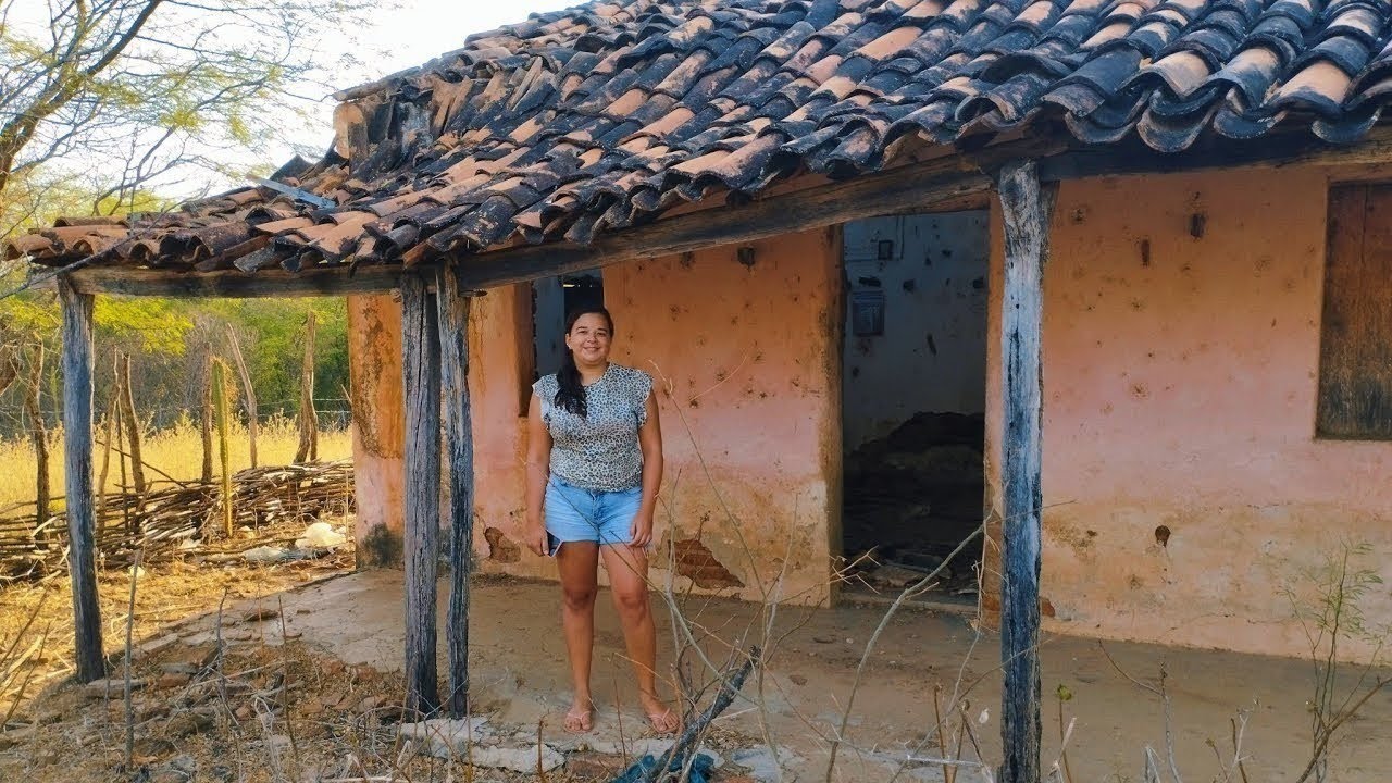CASA ANTIGA ABANDONADA UMA RELÍQUIA NO SERTÃO NORDESTINO BRASILEIRO VEJA OQUE TEM DENTRO DA CASA