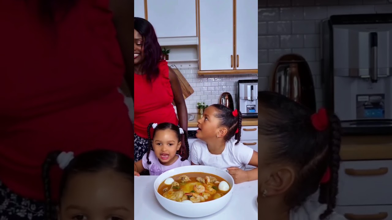Serving food turned into a mini Ghanaian childhood concert | #ghanachildhoodsongs #momandkids