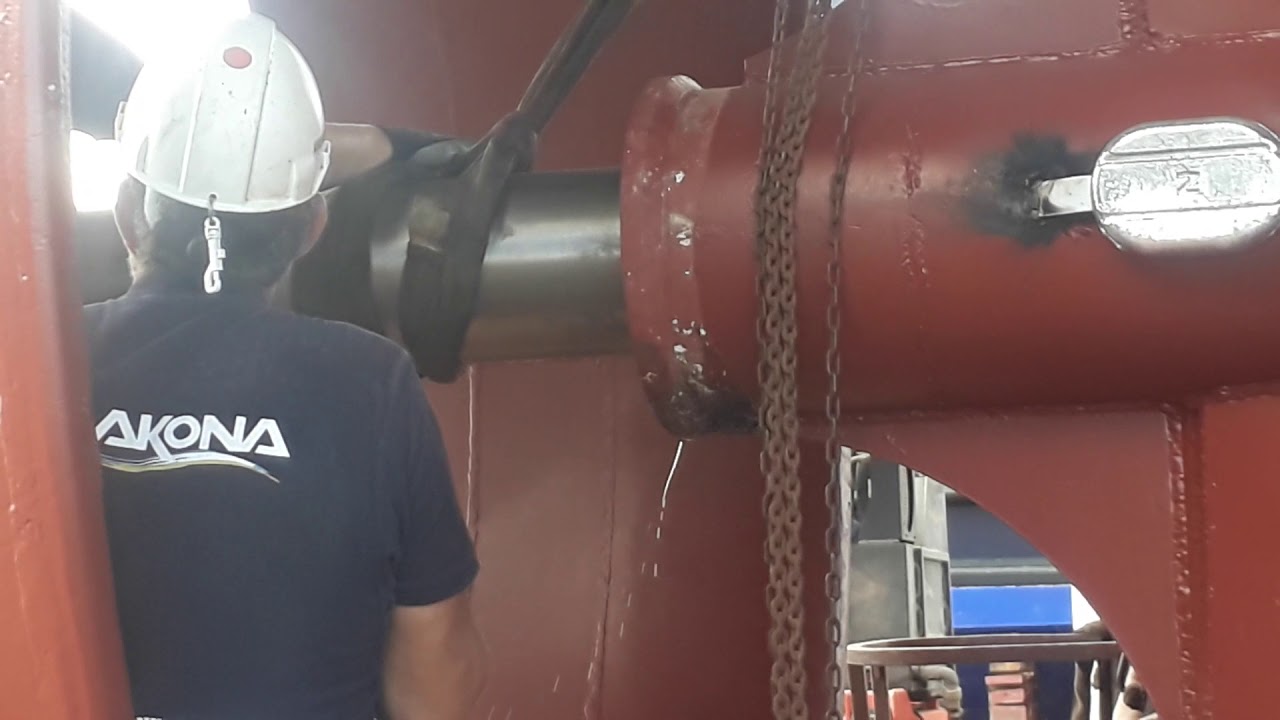 Démontage l'arbre porte hélice à pas variable  d'un bateaux de pêche