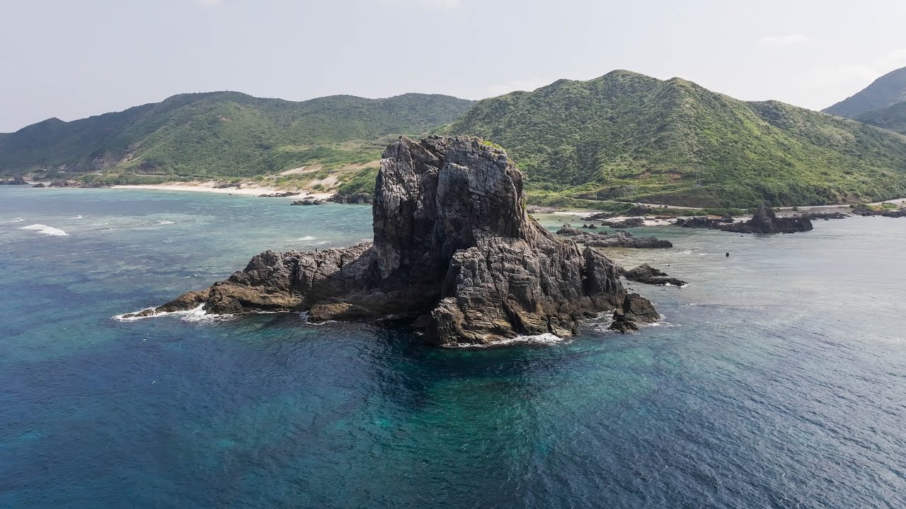 離島の北方に聳え立つ潮通し抜群の巨大岩で大物求めて1泊2日ブッコミ釣り【伊平屋島編 #2】