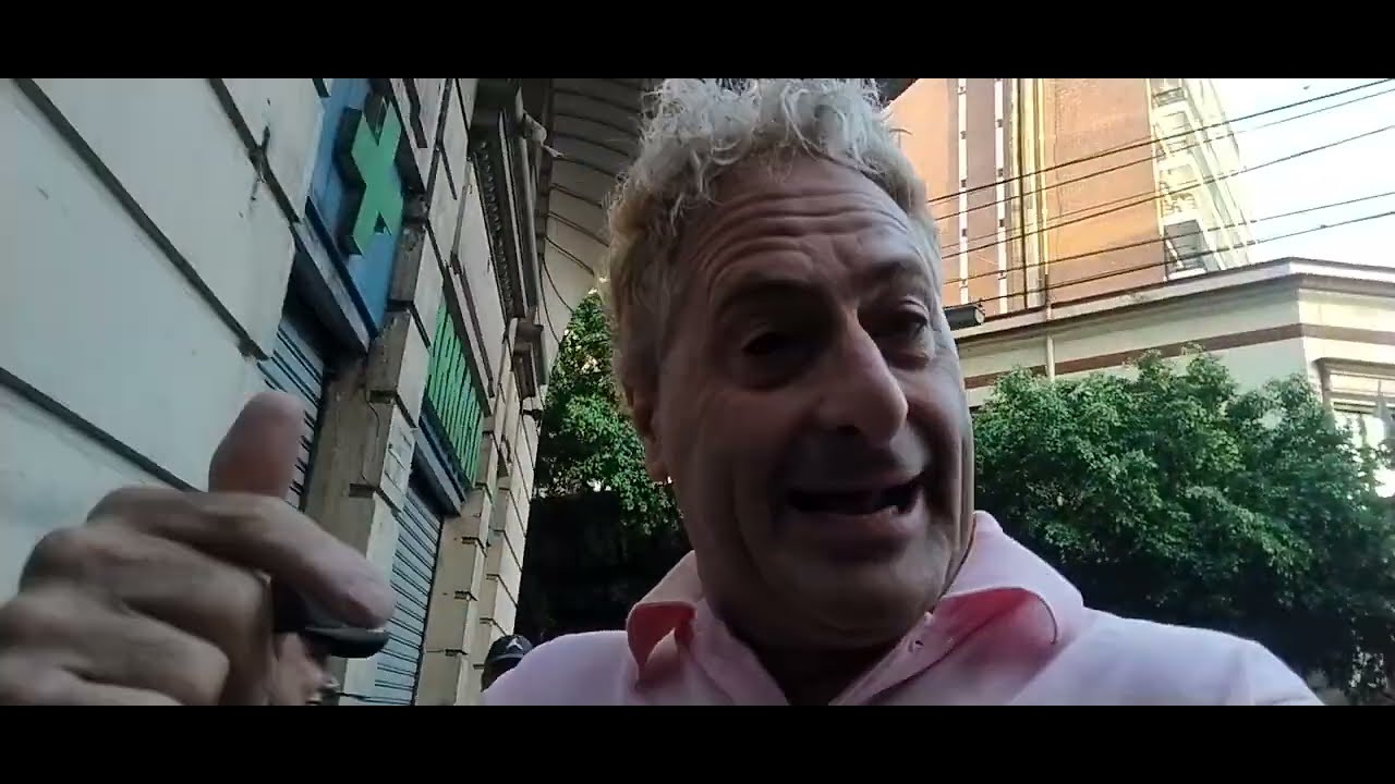Вот как выглядит Буэнос-Айрес в 7:10 утра. Чем занимаются люди? (Без редактирования)