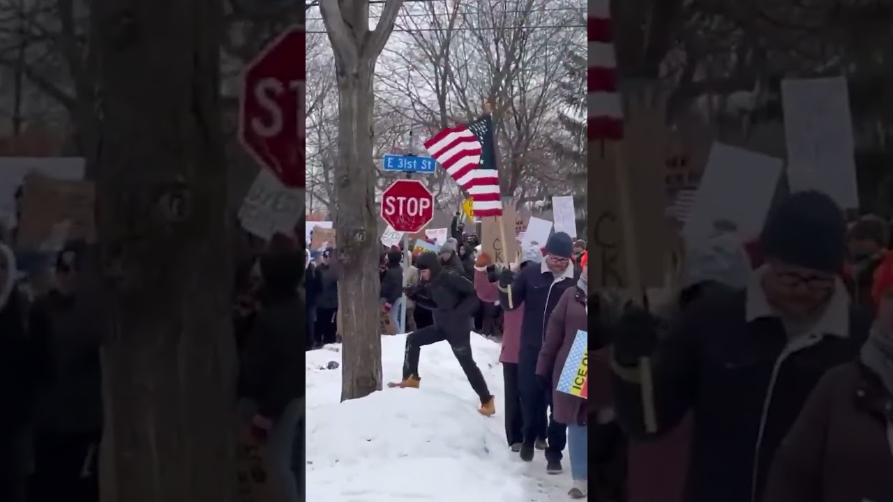 Кукла-медведь в натуральную величину возглавляет марш протеста против ICE в Миннесоте 