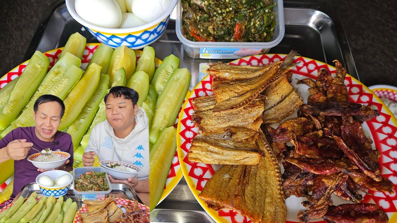 กินแบบนี้ไปก่อนเนาะหมูอ้วนเงินเดือนออกค่อยไปหาซื้อกับข้าวมาตุน แต่กับข้าวของเราวันนี้ก็น่ากินมากๆ