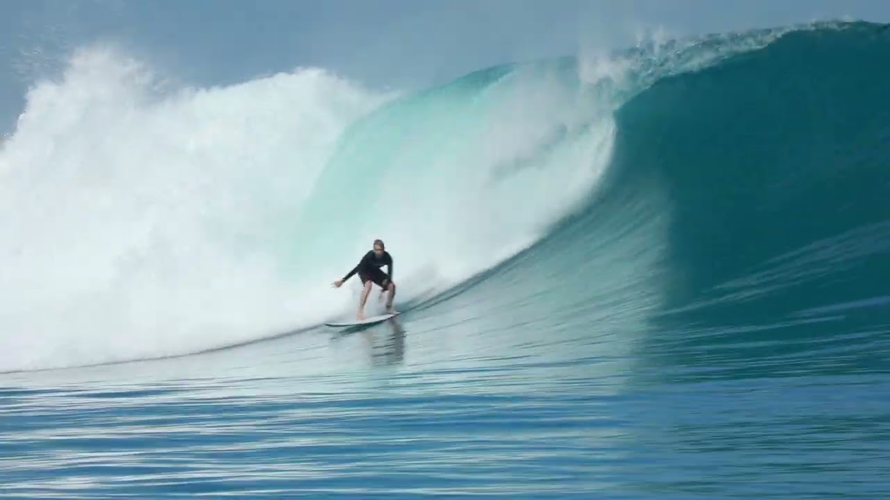 Finn Wardman surfing Telescopes, Ments Indo