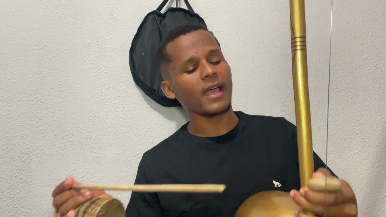 Lá em cima tem uma lua para clarear- Nikito capoeira