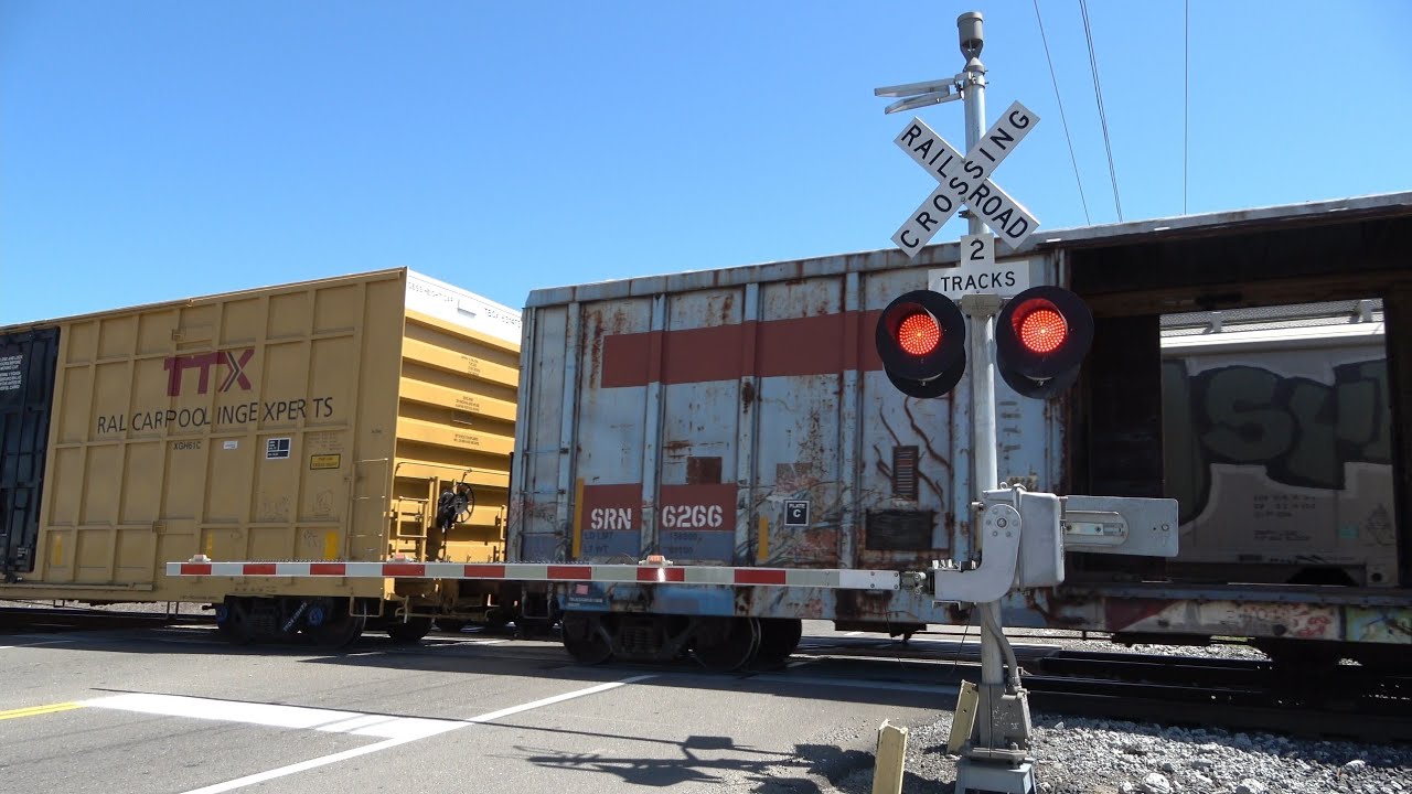 Train Race - UP 1039 Tracy Turn & UP Manifest With NS North, Roth Rd. Railroad Crossing Lathrop CA