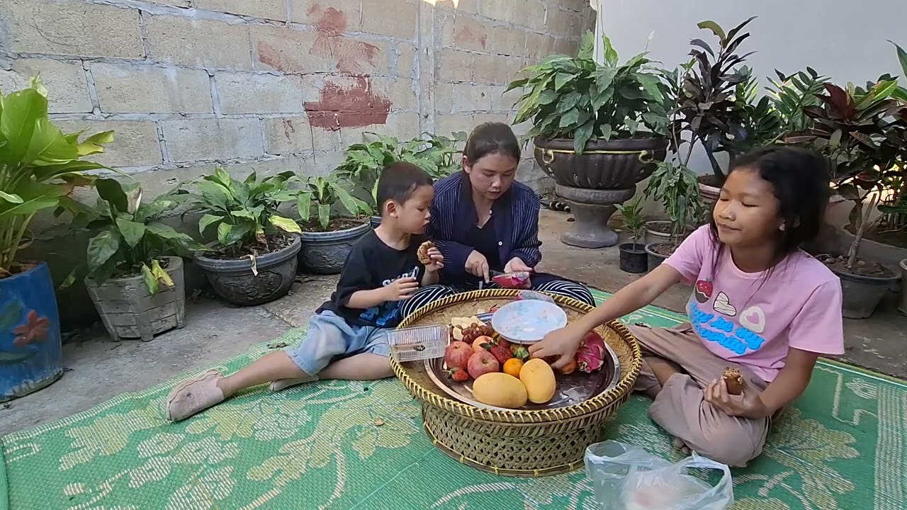 ขอบคุณพี่สาวจัดผลไม้ ให้น้องเมฆกิน 200 บาท 3 คนบุญปากได้กินนำน้องเมฆเลย