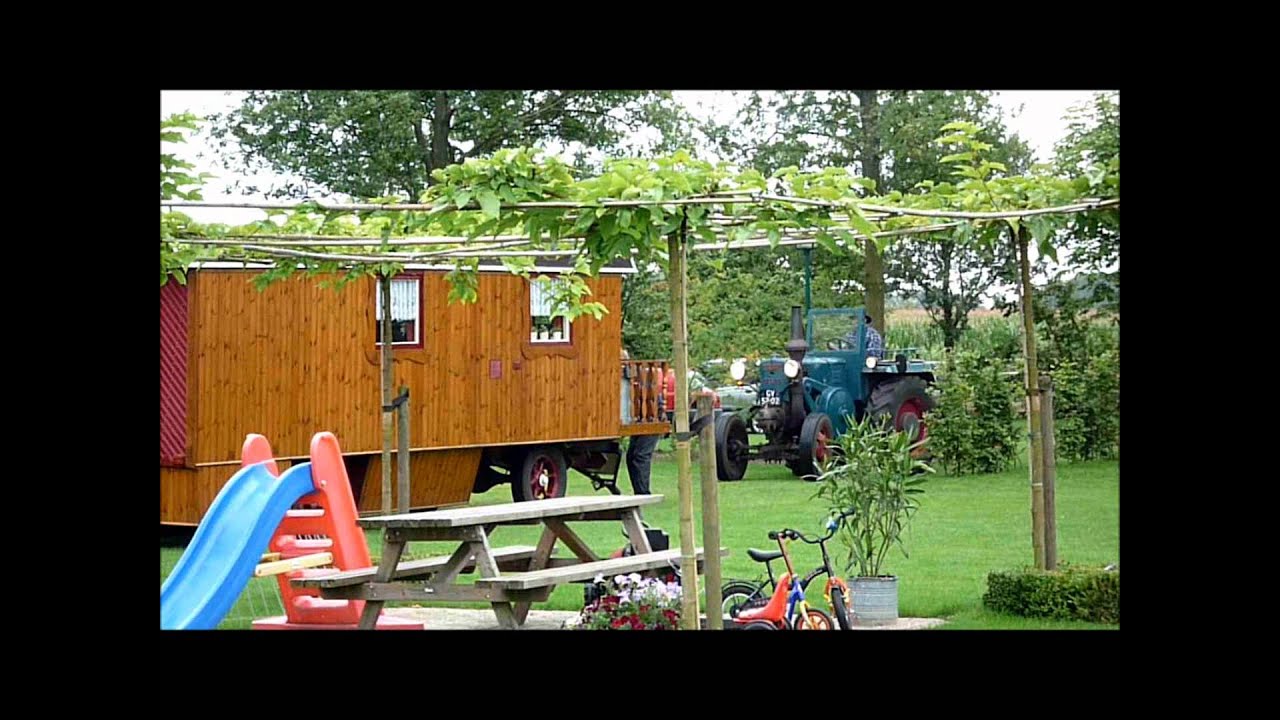 Ursus tractor met woonwagen komt aan op Camping W'tjewel te Eersel.wmv