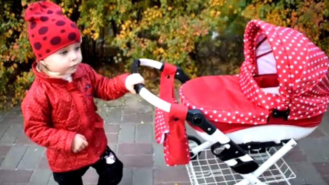 Полина распаковывает колясочку Адбор (Adbor. Wozek dla lalek. Lily)\ Polina unpacks a doll stroller.