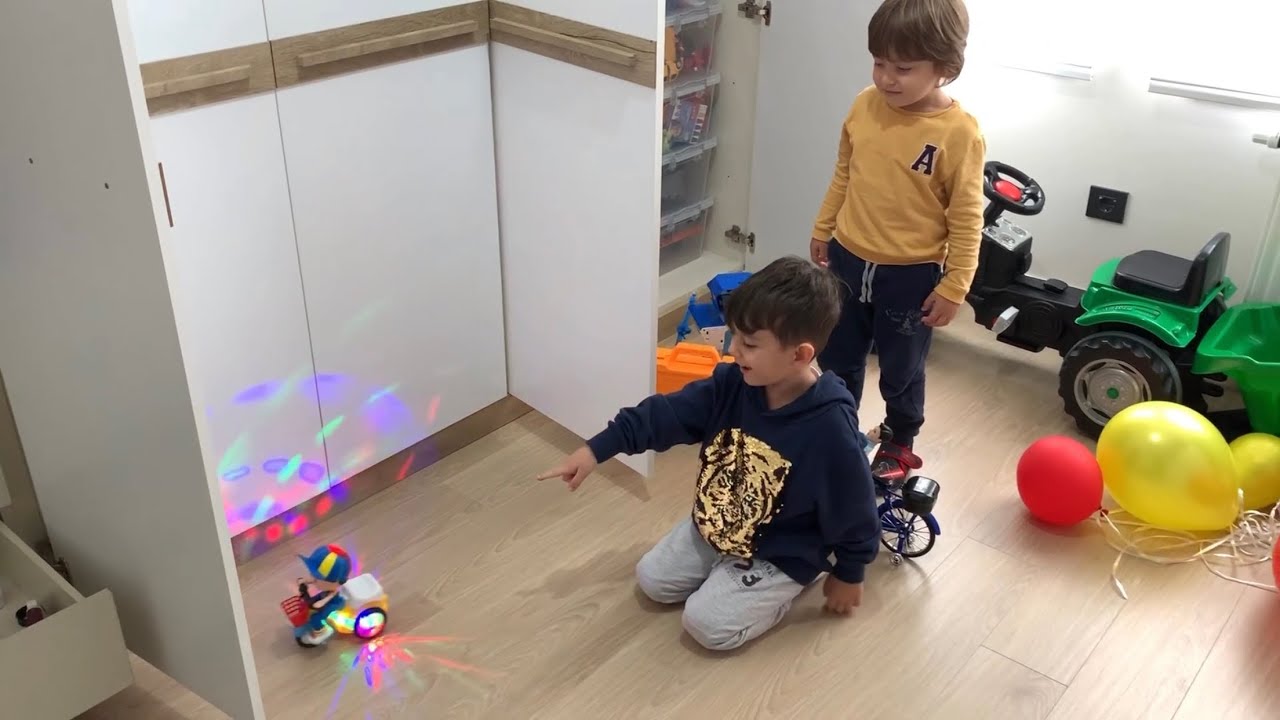 Yusuf Fatih Selim’in oyuncaklarını karıştırdı👻 Rengarenk ışıklı oyuncaklar çıktı😂🎉