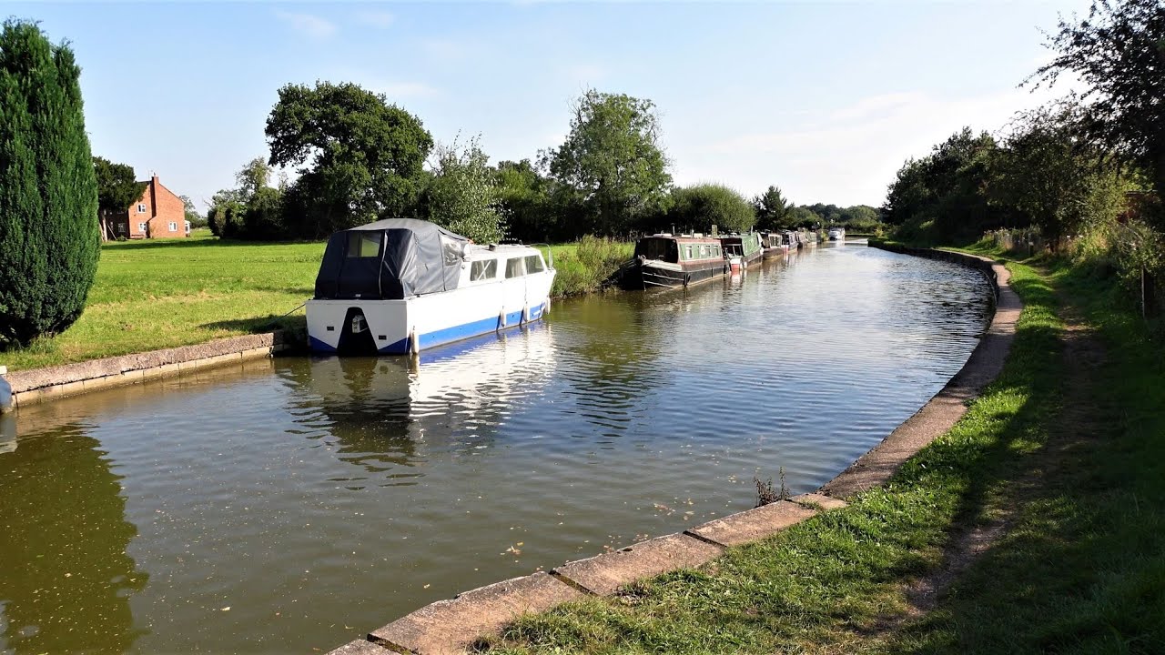 Canal Path Walks: Northwich via Middlewich to Sandbach on the Trent and Mersey Canal. 15 miles.