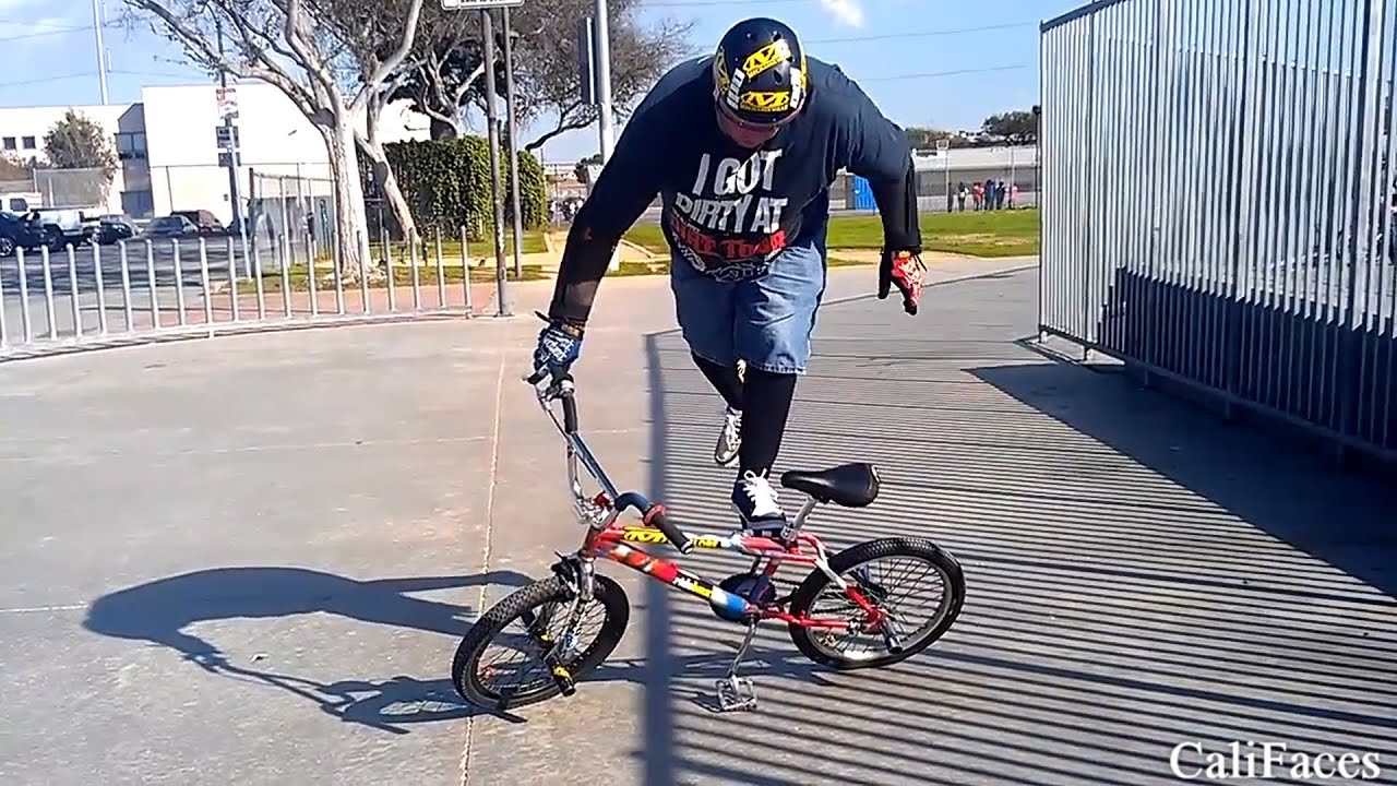 50-летний BMX-райдер выполняет невероятные трюки на велосипеде.