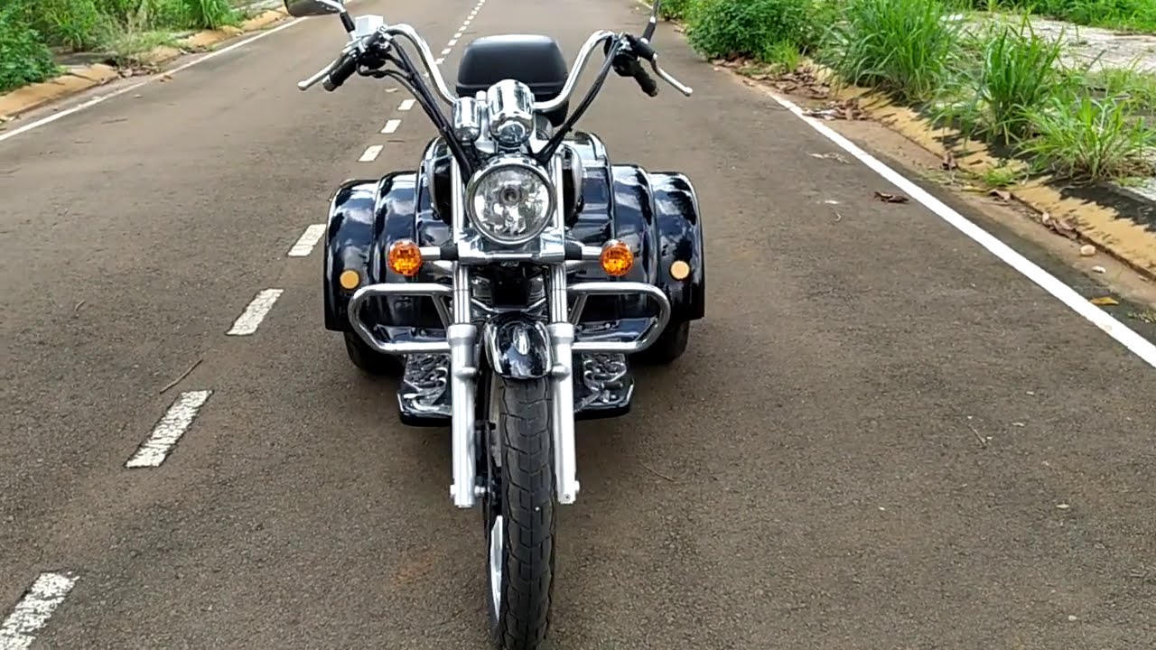 Siêu xe máy 3 bánh kỹ sư chân đất tự chế.