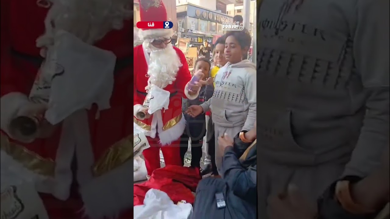 فرحة الكريسماس   بابا نويل يوزع هدايا علي الصغار بشوارع قنا